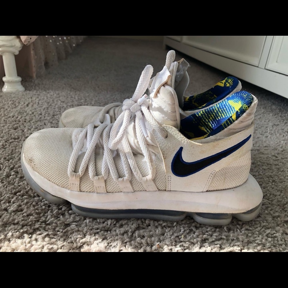 KD NIKE BOYS SIZE 5.5Y